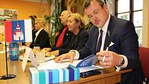 Lídři osmi nejsilnějších stran v Karlovarském kraji spolu diskutovali v Bochově.