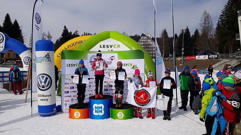 Lyžaři LK Slovan Karlovy Vary udělali o víkendu tečku za republikovými závody. V Novém Městě na Moravě totiž bojovali o cenné tituly nejen v Českém poháru smíšených družstev žactva, ale také v projektu běžeckého lyžování Hledáme nové naděje.