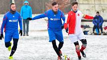 Zimní turnaj ostrovského FK za sebou udělal o víkendu definitivní zimní tečku. Celkovým vítězem se stala Stará Role (v modrém), která se na závěr loučila ve finálové skupině vítězstvím nad karlovarskou Slavií 6:0.