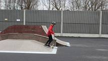 Ostrovský skatepark je opět otevřený. V sobotu zde dováděli kluci na koloběžkách.