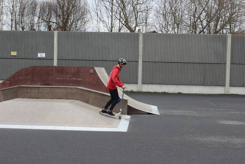 Ostrovský skatepark je opět otevřený. V sobotu zde dováděli kluci na koloběžkách.