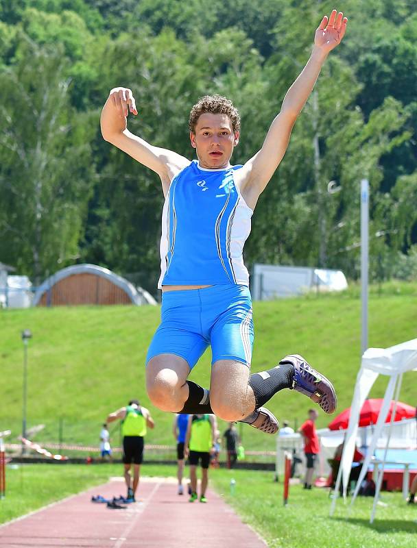 Atletická bitva tří krajů. Tu hostily o víkendu v rámci 1. kola OMD dorostu a juniorů Karlovarského, Plzeňského a Jihočeského kraje Karlovy Vary.