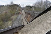 Sesuv půdy a poničená železniční trať u Dalovic na Karlovarsku