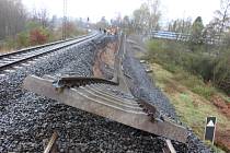 Na poškozeném úseku trati začaly přípravy na opravu.