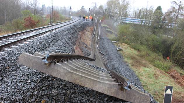 Na poškozeném úseku trati začaly přípravy na opravu.