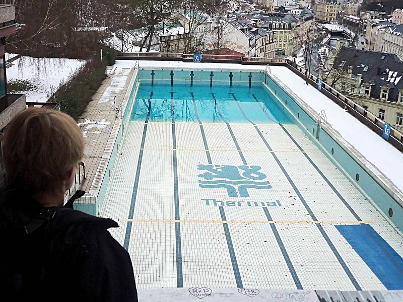 Nevábné okolí proslulého kdysi proslulého bazénu hotelu Thermal.