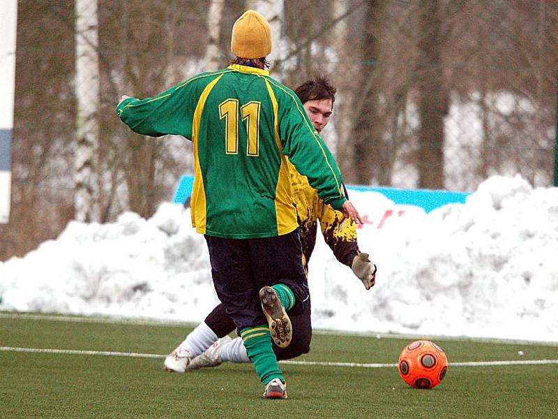 Druhým kolem pokračoval fotbalový zimní turnaj, který pořádá ve svém areálu FK Ostrov. Ve třech turnajových duelech padlo celkem osmnáct gólů. Čtyři znich pak v zápase dorostenců karlovarského 1.FC (v zeleném), kteří remizovali s Jáchymovem (v modrém) 2:2