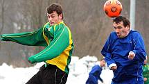 Druhým kolem pokračoval fotbalový zimní turnaj, který pořádá ve svém areálu FK Ostrov. Ve třech turnajových duelech padlo celkem osmnáct gólů. Čtyři znich pak v zápase dorostenců karlovarského 1.FC (v zeleném), kteří remizovali s Jáchymovem (v modrém) 2:2