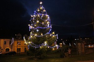 Vánoční strom na náměstí Míru v Bochově.