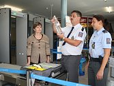 Prohibice je na mezinárodním Letišti Karlovy Vary velice dobře kontrolována. Pokud i přesto někdo zkusí alkohol pronést, nekompromisně na to přijde rentgen, který je nezbytnou součástí letiště.