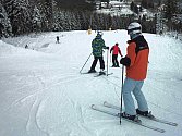 Velký zájem o lyžování byl o víkendu také v Potůčkách.