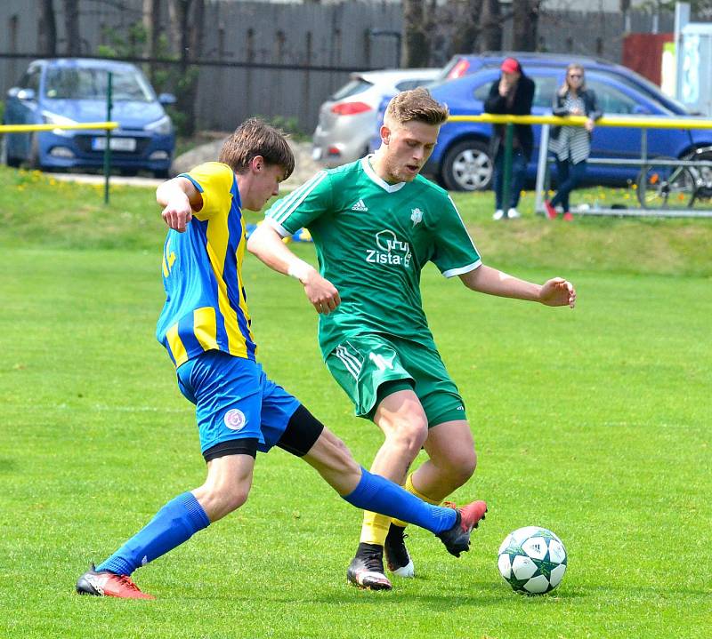 První jarní krajské derby bylo o víkendu na programu na dvorském stadionu, kde tvrdili roli favorita hráči v trikotech karlovarského 1.FC, kterým se postavila do cesty fotbalová družina Mariánských Lázní (ve žlutém). Právě Mariánské Lázně na půdě favorita