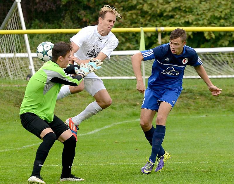 Krajské divizní derby nevyšlo hráčům Mariánských Lázní (v bílém) podle jejich představ, když museli skousnout potupnou prohru 0:6.