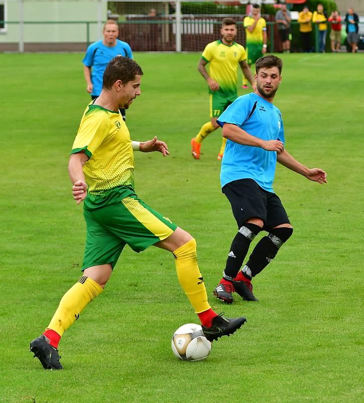 Dvory (ve žlutém) porazily 7:0 výběr Lomnice.