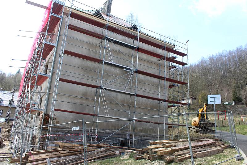 Revitalizace náměstíčka pokračuje s přestavbou roky nevyužívaného obytného domu.