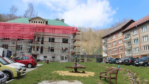 Revitalizace náměstíčka pokračuje s přestavbou roky nevyužívaného obytného domu.