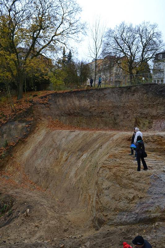 Gabionová zeď, kterou navrhli karlovarští statici, má zajistit velmi nebezpečný svah nad kinem Čas.