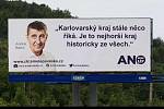 ČEŠI SE OPĚT BAVÍ, tentokrát obyvatelé Karlovarského kraje, kteří satiricky reagují na kritiku premiéra Andreje Babiše.