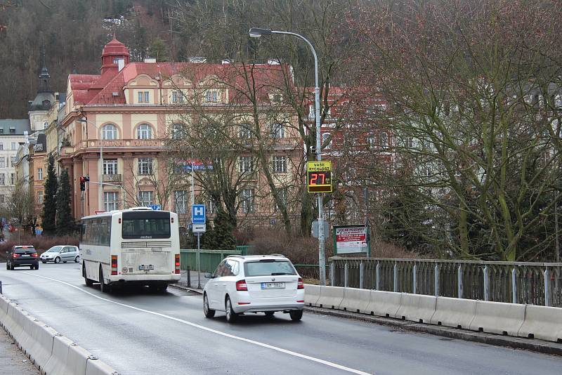 RADARY na CHEBSKÉM A TUHNICKÉM MOSTĚ zjišťují, jak moc se změnil provoz na těchto komunikacích v důsledku uzavření Ostrovského mostu.