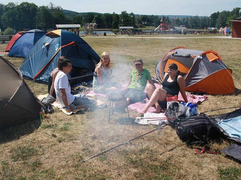 Pohodu vzala bouřka. Ještě v sobotu si batůžkáři ve stanovém městečku užívali. V noci už kvůli bouřce chytali stany.