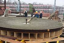 OBROVSKÁ BETONOVÁ MÍSA pro provizorní výtrysk Vřídla vzniká z betonu v Liasu Vintířov. Do Karlových Varů bude dopravena zhruba do poloviny dubna.