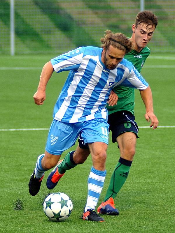 Chebská derby mezi hvězdou (v modrém) a mužstvem FC Cheb skončilo bez branek. Zápas rozhodly až pokutové kopy.