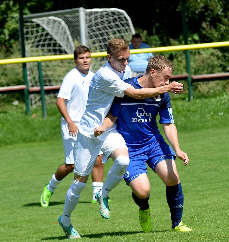 Karlovarská Slavia (v modrém) obstála v generálce, kterou vyhrála 2:0 nad Chomutovem (v bílém).