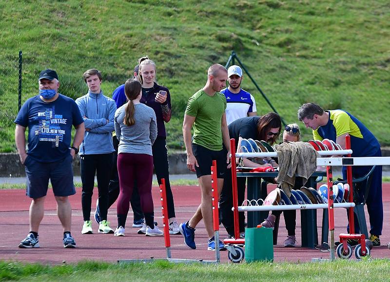 Vrhačské víceboje. Celkem prověřilo své síly na tuhnickém stadionu dvaapadesát závodníků.