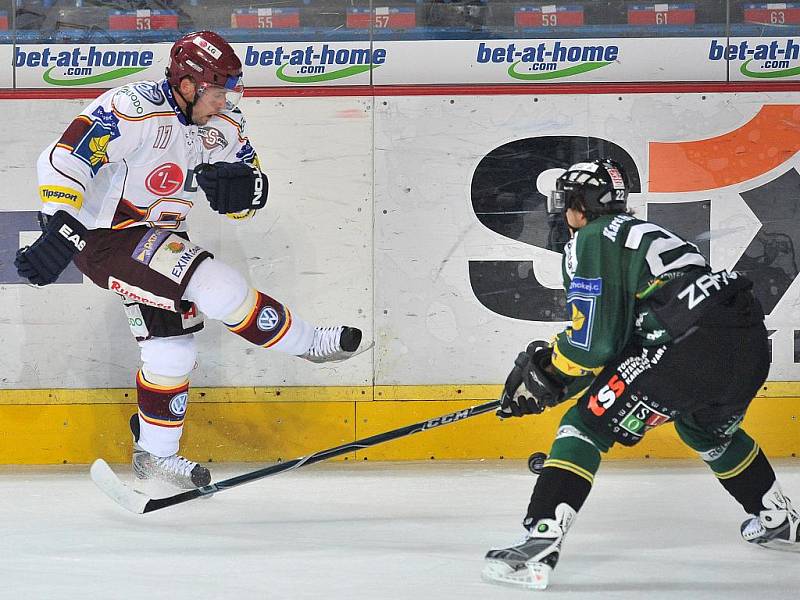 Ze zápasu 8. kola hokejové extraligy Sparta Praha - Energie Karlovy Vary (v zeleném).