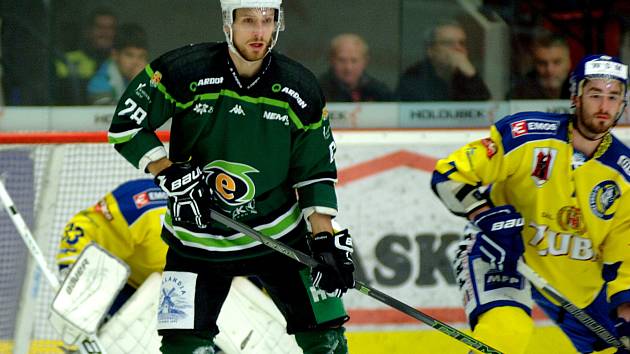 Hokejisté HC Energie (v zeleném) hostili přerovské Zubry.