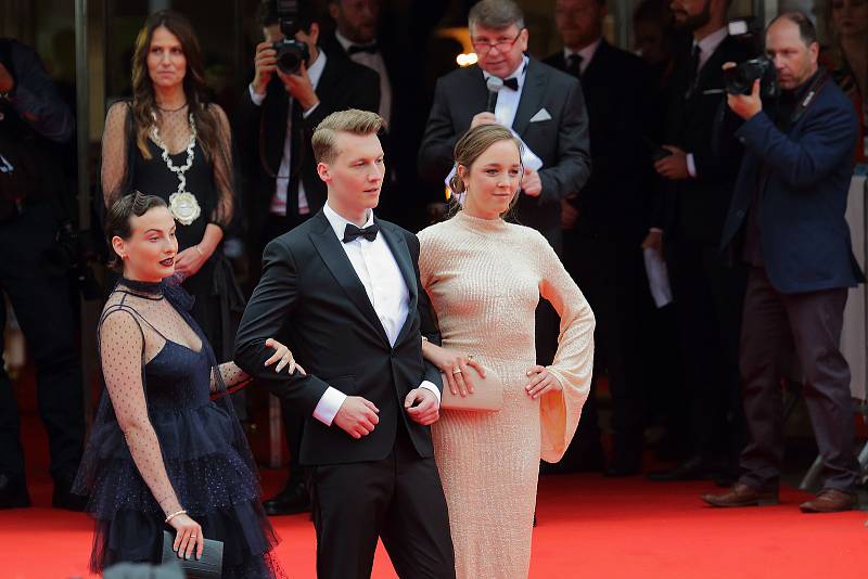 Příjezdem hostů na červený koberec hotelu Thermal začal 56. ročník Mezinárodního filmového festivalu Karlovy Vary. Na snímku herečka Anna Fialová s doprovodem.