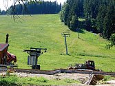 Stavba obslužného objektu se stala trnem v oku vedení Bublavy. Zastupitelé chtějí vše prošetřit. Vlekaři raději výstavbu zastavili.