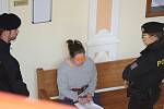 Matka, která útočila na své dvě malé děti nožem, u Okresního soudu v Karlových Varech. 