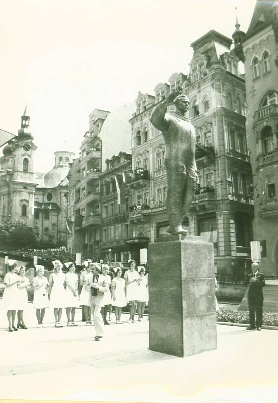 Slavnostní otevření Kolonády Jurije Gagarina se sochou prvního sovětského muže ve vesmíru.