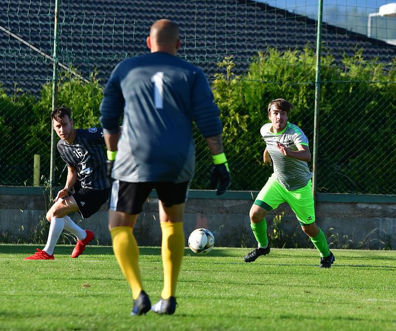 Fotbalová tour v podání hokejistů karlovarské Energie skončila. Energetici ji zakončili porážkou v Sedleci, kde nestačili na tamní výběr, za který nastoupily i dvě fotbalové legendy Tomáš Řepka a Lumír Mistr, kterému po velké bitvě podlehli 1:3.