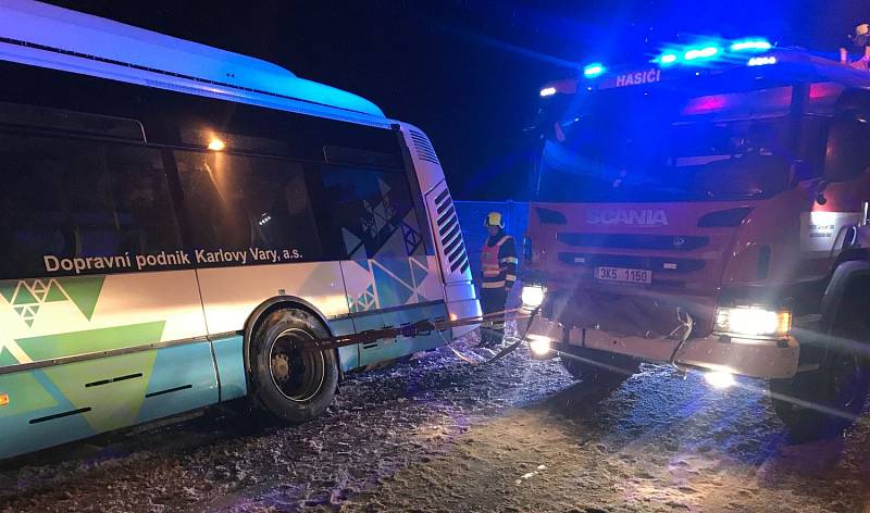 Havárie autobusu linkové dopravy v Ostrově na Karlovarsku.