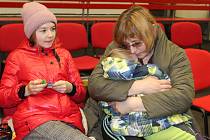 Téměř polovina uprchlíků z Ukrajiny, co míří do Krajského asistenčního centra v KV Areně, jsou děti.