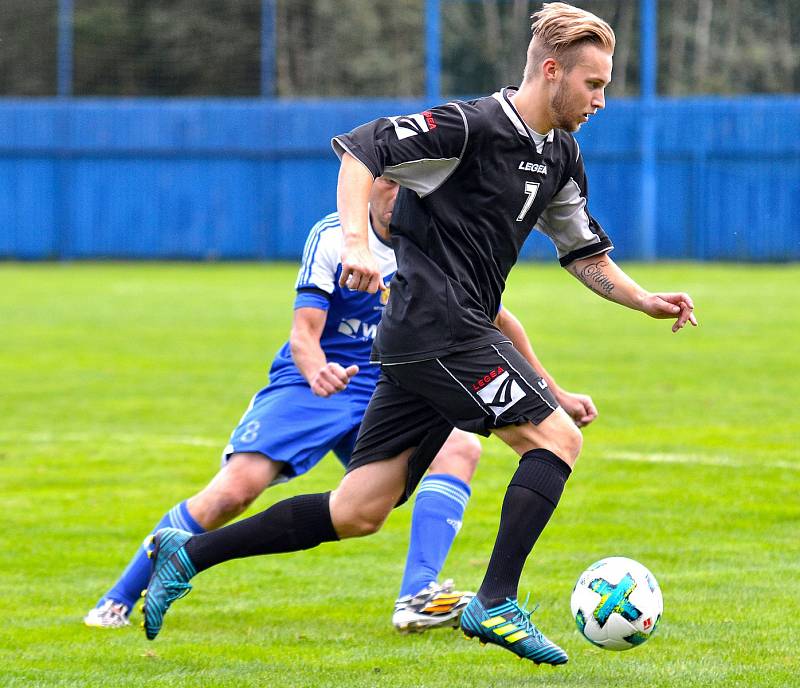 V úvodním kola krajského přeboru nejdecký FK (v modrém) nestačil na nováčka z Františkových Lázní (v černém), kterému podlehl 2:3.