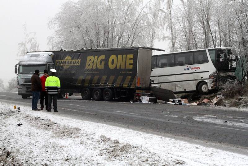 Hrozivá nehoda kamionu, autobusu a auta si vyžádala 18 zraněných