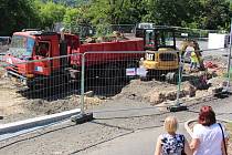 Stavbaři pokračují na stavbě malého autobusového terminálu v Karlových Varech. Práce mají skončit na konci července.