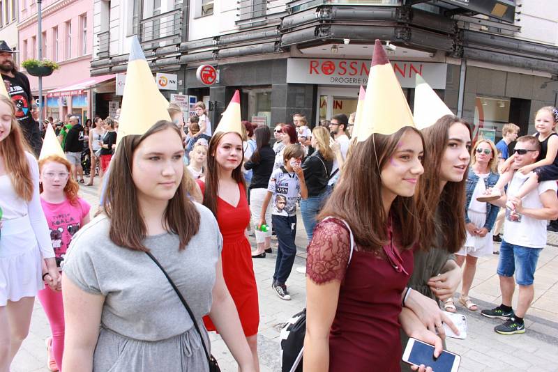 Karnevalový průvod prošel Karlovými Vary sledován stovkami přihlížejících.