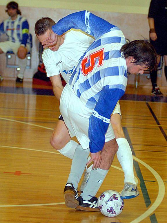 Dvě porážky si připsali na své konto v dalším dvojutkání divizní futsalové soutěže na své konto hráči karlovarského FutFetu (v pruhovaném). Nejdříve podlehli v dreby karlovarským Drakům (ve žlutém) 4:8, a poté i Otovicím (v bílém), se kterými prohráli 3:9