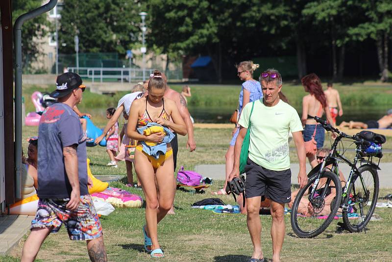 Tropické teploty vytáhly lidi na karlovarské koupaliště Rolava.