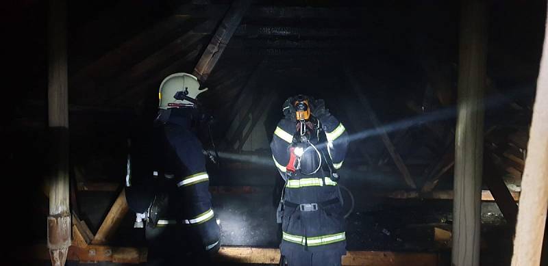 Požár střechy mateřské a základní školy v Ostrově.