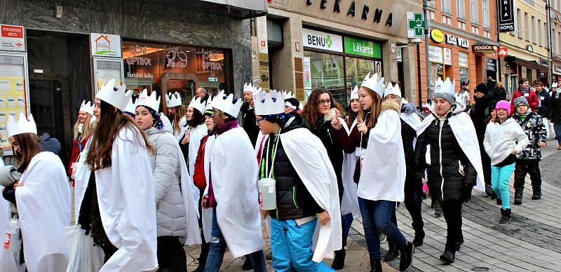 V Karlových Varech začala Tříkrálová sbírka. Do ulic krajského města vyšly desítky koledníků.