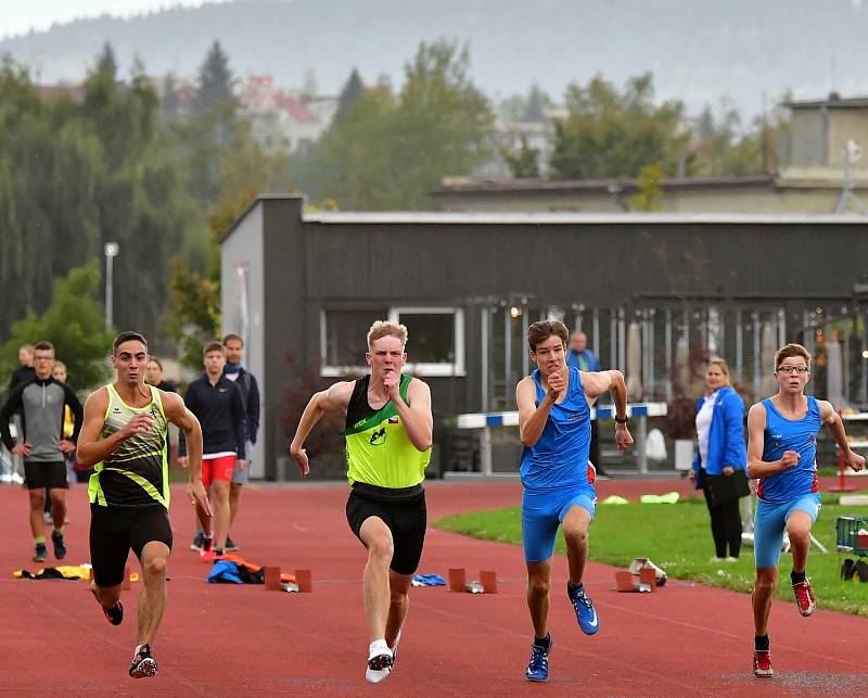 Karlovarské kontrolní závody uspořádal v týdnu na městském atletickém stadionu v lázeňském městě Triatlet Karlovy Vary.