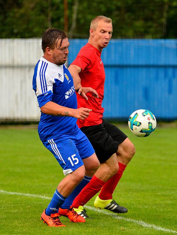 Fotbalisté Nejdku (v modrém) se loučili se sezonou domácí výhrou 4:3 nad Citicemi (V červeném).