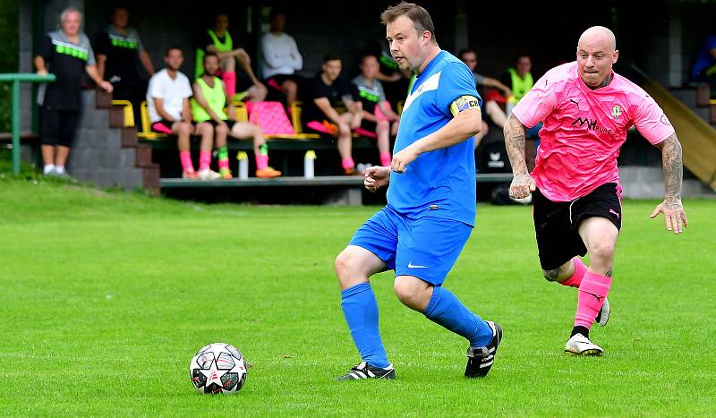 Cenný bod si připsala ve 4. kole krajské I. A třídě na konto rezerva FK Ostrov, která dosáhla v souboji s TJ Karlovy Vary-Dvory po výsledku 1:1 na bodový zisk.