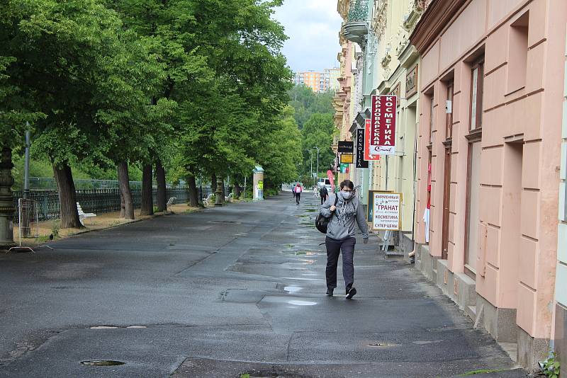 Část lázeňského území v Karlových Varech je stále téměř liduprázdná