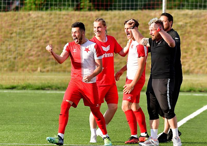 Karlovarská Slavia udělala za jarní částí Fortuna ČFL vítěznou tečku, když v derby porazila Baník Sokolov 5:1.